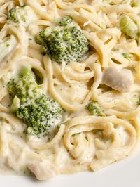 CHICKEN BROCCOLI ALFREDO